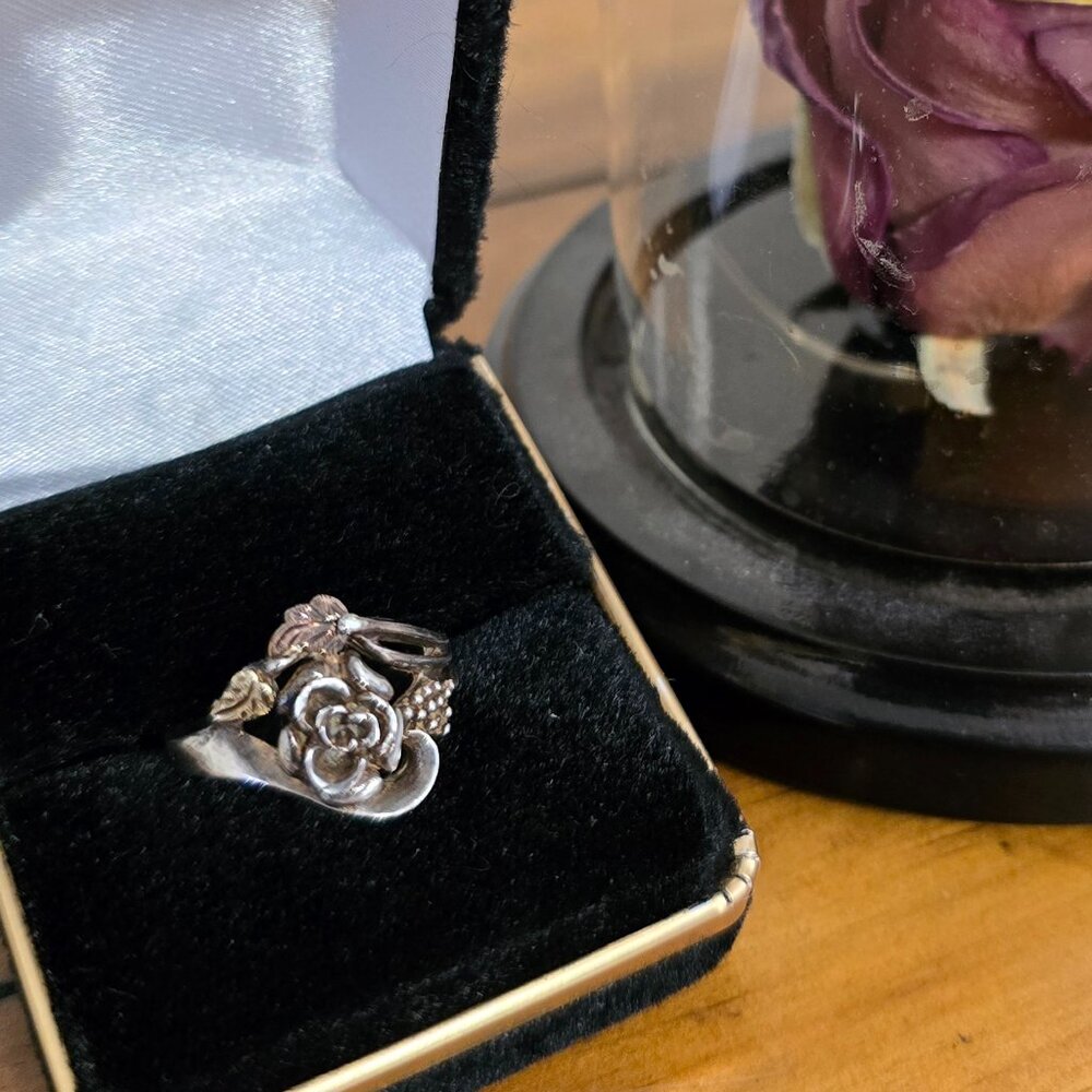 Sterling Silver Vintage Flower ring with gold accents. Size 4.5. Stamp inside